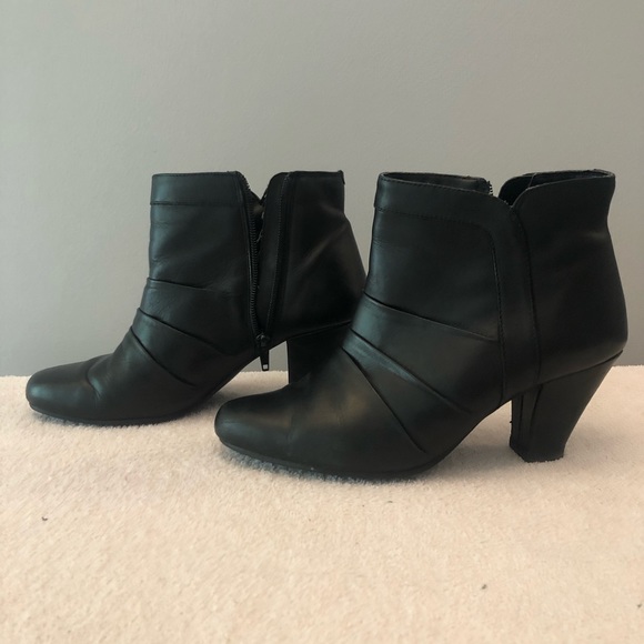 Denver Hayes black leather booties. - Picture 8 of 11